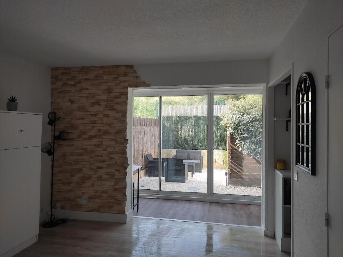 Charmant Studio Lumineux Avec Piscine Frejus Exterior photo